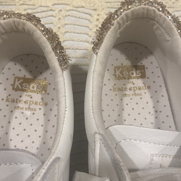 Keds Kate Spade white Sneakers Glitter and Leather Flowers at Heel Size 8 1/2 - Picture 6 of 8